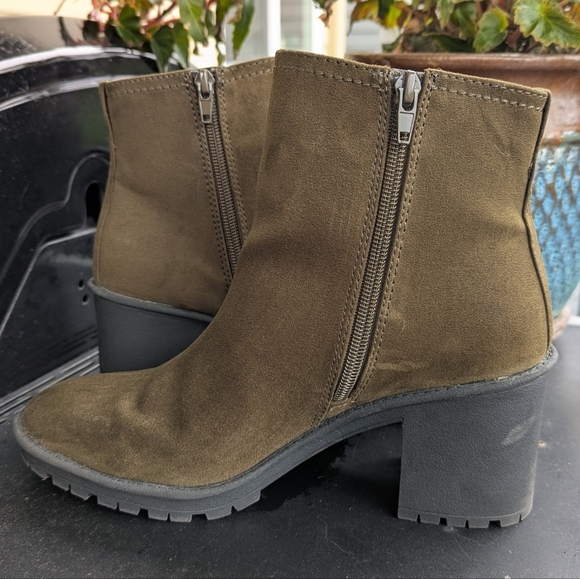 Chelsea Boots - Picture 2 of 8